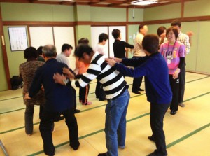 輪になって優しささっさっさ〜b